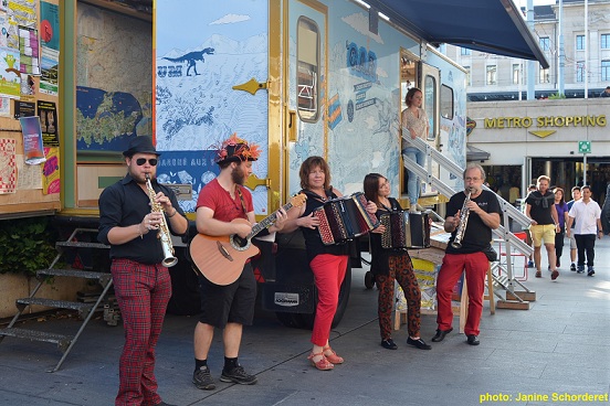 Lche-Bton: Flash-mob  la rue du Mt-Blanc, Genve 2015